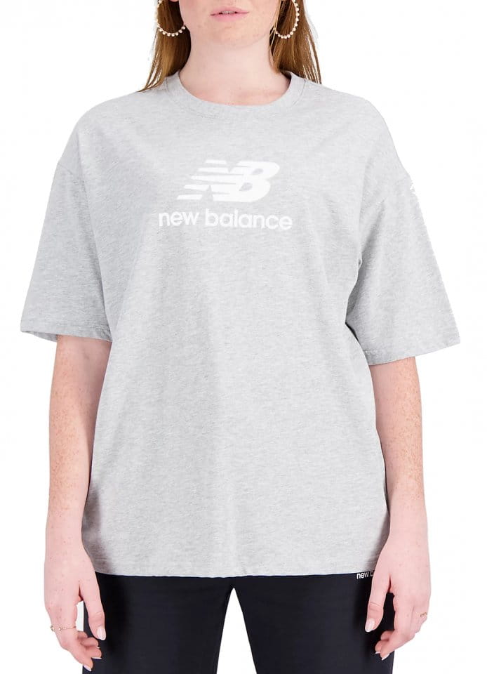 Camiseta New Balance Essentials Stacked Logo